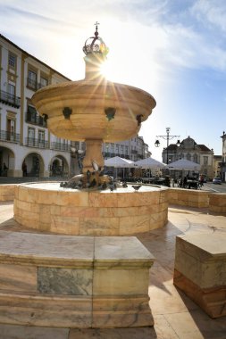 Evora, Portekiz- 14 Ekim 2022 Evora şehrinin ana meydanında güzel bir çeşme