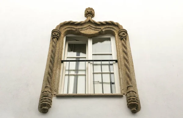 エヴォラの町でアラビア風の窓を持つ典型的なポルトガルのファサード — ストック写真