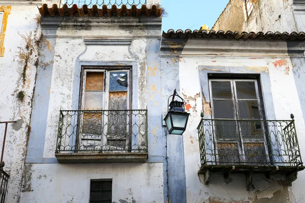 stock image Old houses with white chipped facades in Evora town, Portugal