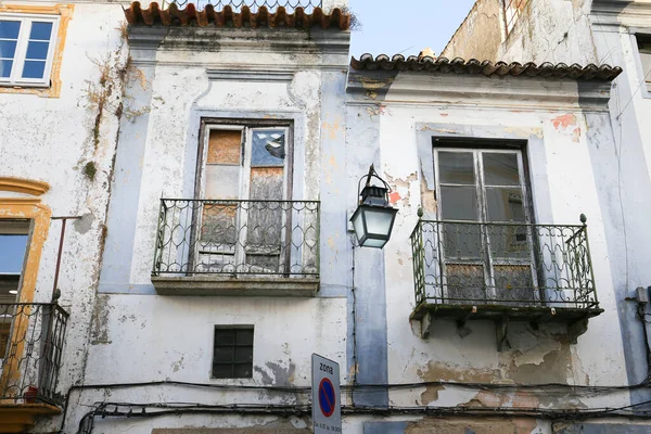 Casas Antiguas Con Fachadas Blancas Astilladas Ciudad Evora Portugal — Foto de Stock
