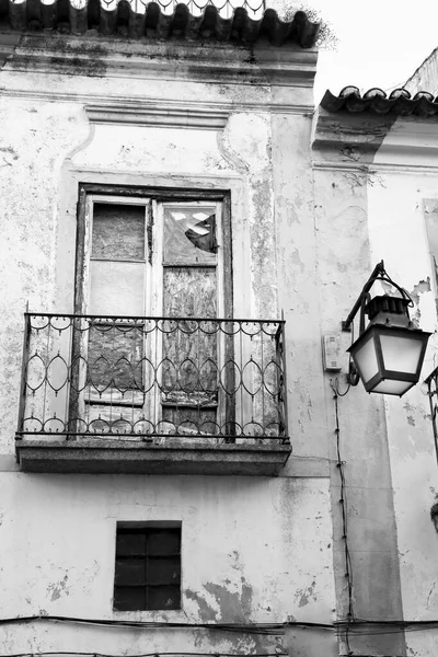 ポルトガルのエヴォラ町に白い小屋がある古い家 — ストック写真