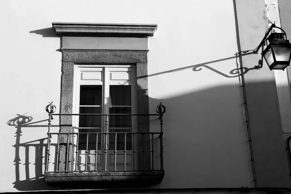 Старый Дом Белым Сколоченным Фасадом Городе Эвора Португалия — стоковое фото