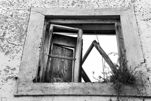 Розбите Пошкоджене Вікно Старому Будинку Португалії — стокове фото