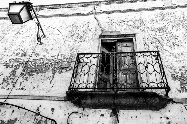 Fachada Con Balcón Hierro Forjado Dañado Farola Vintage — Foto de Stock