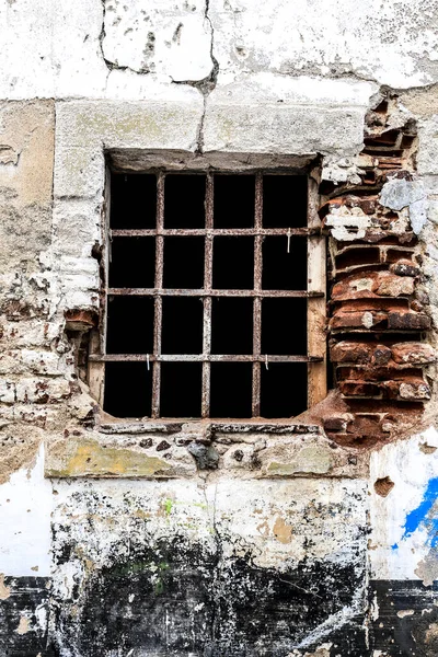 Розбите Пошкоджене Вікно Старому Будинку Португалії — стокове фото
