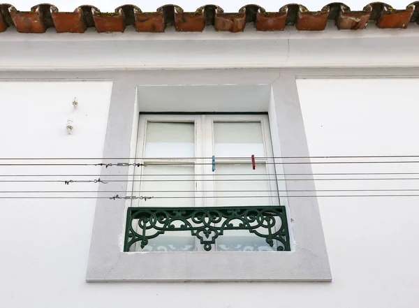 Fenêtre Portugaise Typique Avec Vêtements Suspendus — Photo