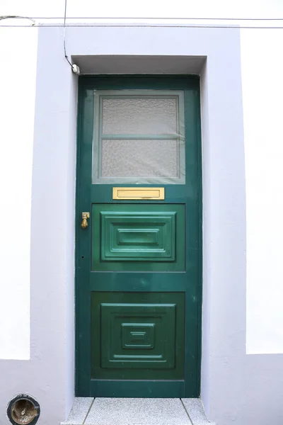 Типичный Португальский Фасад Зеленой Деревянной Дверью Булыжной Улице Городе Эвора — стоковое фото