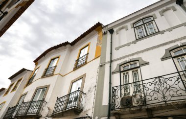 Portekiz 'in eski Evora kasabasında tipik Portekiz cephesi