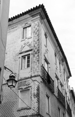 Portekiz 'in eski Evora kasabasında tipik Portekiz cephesi