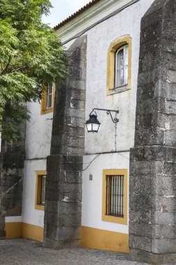 Evora 'da eski güzel evleri olan dar kaldırım taşı caddesi.