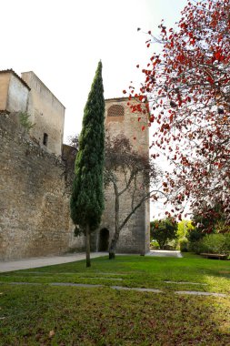 Evora 'nın güzel antik şehir duvarları Portekiz' deki güzel bahçelerle çevrili.