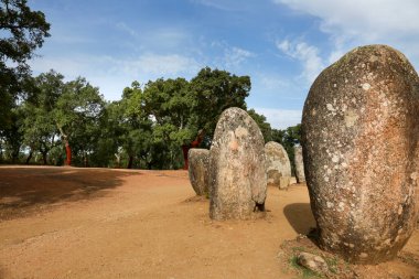 Evora 'da Almendres Cromlech adında inanılmaz bir Megalitik anıt.