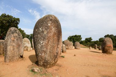 Evora 'da Almendres Cromlech adında inanılmaz bir Megalitik anıt.