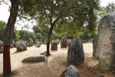 Evora 'da Almendres Cromlech adında inanılmaz bir Megalitik anıt.