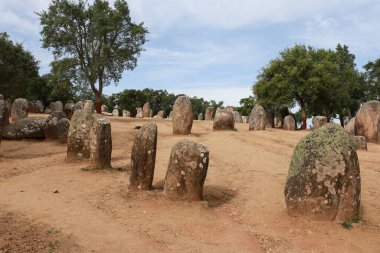 Evora 'da Almendres Cromlech adında inanılmaz bir Megalitik anıt.
