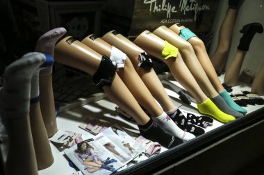 Evora, Portekiz- 10 Ekim 2022: Portekiz 'de bir vitrinde çorap satan manken bacakları