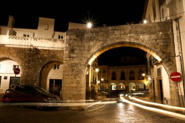 Evora, Portekiz- 10 Ekim 2022: Tipik Portekiz cephesi ve kaldırım taşı sokakları geceleyin Portekiz 'in Evora kasabasında