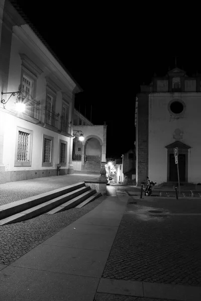 ポルトガルのエヴォラ 2022年10月10日 ポルトガルのエヴォラ町の夜の典型的なポルトガルのファサードと石畳の通り — ストック写真