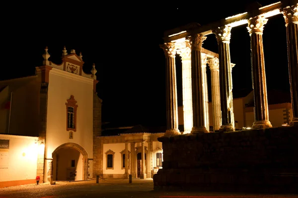 ポルトガルのエヴォラ 2022年10月10日 夜のエヴォラ町の女神ダイアナの巨大な寺院 — ストック写真