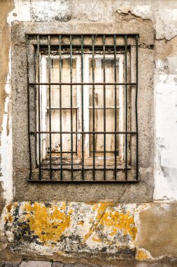 Portekiz 'de eski bir evde kırık ve hasarlı bir pencere.