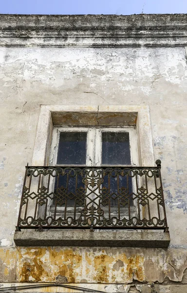 Portekiz Evora Kasabasında Beyaz Çentikli Ahşap Pencereli Eski Bir — Stok fotoğraf