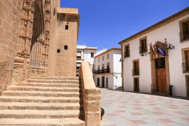 Javea, Alicante, İspanya - 16 Mayıs 2023: Javea kasabasındaki San Bartolome kilisesine giriş. Arka planda belediye binası.