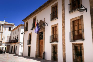 Javea, Alicante, İspanya - 16 Mayıs 2023: Mavi gökyüzünün altındaki eski Javea kasabasındaki belediye binası cephesi
