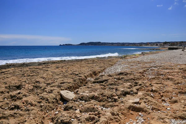 Vågor Kraschar Färgglada Stenar Med Gröna Alger Stranden Spanien — Stockfoto