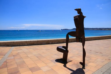 Javea, Alicante, İspanya - 16 Mayıs 2023: Antonio Mari 'nin Demir Heykeli, Javea' daki La Grava Sahili gezinti alanında
