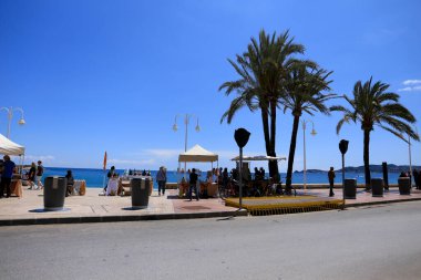 Javea, Alicante, İspanya - 16 Mayıs 2023: Eski Javea kasabasında güzel bir deniz gezisi