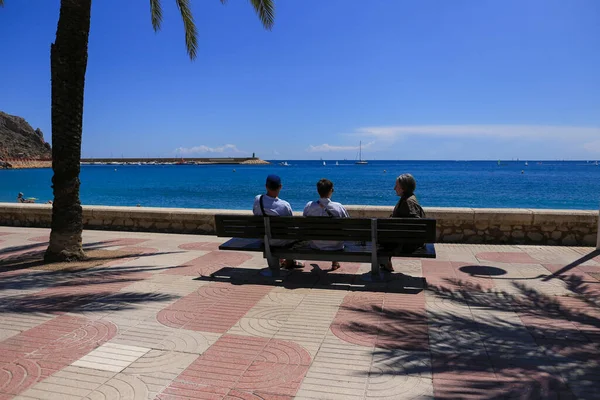 Javea Alicante España Mayo 2023 Personas Mayores Tomando Sol Banco —  Fotos de Stock