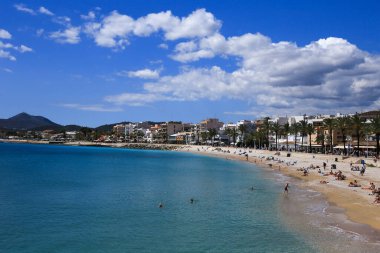 Javea, Alicante, İspanya - 16 Mayıs 2023: güneşli bir günde Javea kasabasındaki güzel La Grava Plajı