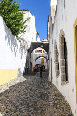 Evora, Portekiz- 10 Ekim 2022 Evora, Portekiz 'de tipik Portekiz cephesi ve kaldırım taşı sokakları