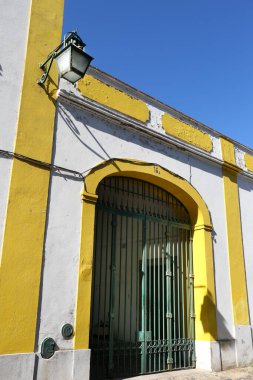 Evora, Portekiz- 10 Ekim 2022 Evora, Portekiz 'de tipik Portekiz cephesi ve kaldırım taşı sokakları