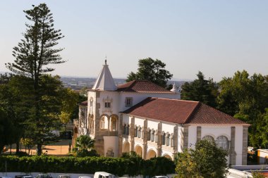 Evora, Portekiz- 10 Ekim 2022 Evora Halk Parkı panoramik manzaralı güzel bir bina