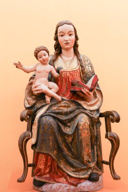 Evora, Portekiz- 10 Ekim 2022: Evora Kutsal Sanat Müzesi 'ndeki Bakire Meryem' in yaldızlı ahşap polikrom figürü