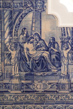 Evora, Portekiz- 10 Ekim 2022 Evora kasabasındaki San Francisco Kilisesi 'nin dini resimleriyle dolu güzel fayanslı duvarlar.