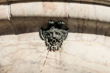 Portekiz Evora Kasabası 'nda güzel mitolojik su çeşmesi yüzü