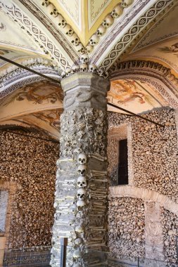 Evora, Portekiz- 10 Ekim 2022 Evora 'daki Capela dos Ossos' un İçi