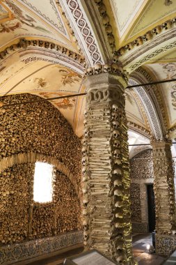 Evora, Portekiz- 10 Ekim 2022 Evora 'daki Capela dos Ossos' un İçi