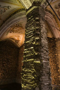 Evora, Portekiz- 10 Ekim 2022 Evora 'daki Capela dos Ossos' un İçi