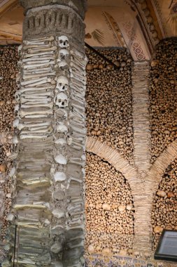 Evora, Portekiz- 10 Ekim 2022 Evora 'daki Capela dos Ossos' un İçi
