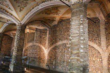 Evora, Portekiz- 10 Ekim 2022 Evora 'daki Capela dos Ossos' un İçi