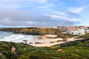 Zambujeira 'nın güzel panoramik manzarası Mar kasabası ve plajı. Alentejo Sahili, Portekiz.