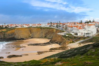 Zambujeira 'nın güzel panoramik manzarası Mar kasabası ve plajı. Alentejo Sahili, Portekiz.