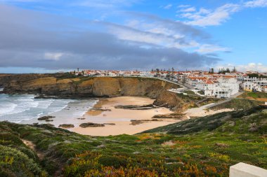 Zambujeira 'nın güzel panoramik manzarası Mar kasabası ve plajı. Alentejo Sahili, Portekiz.