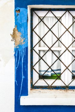 Zambujeira 'daki eski renkli ve parlak tipik dış görünüş Mar' ı güzel beyaz pencereli yapar