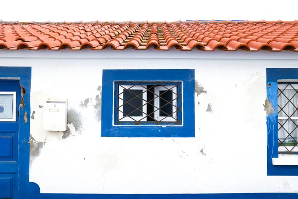 Güzel dar sokaklar, beyaz evler ve Portekiz 'in Alentejo kıyısındaki Mar köyünün çatıları