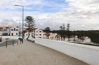 Zambujeira do Mar, Portugal- 20 Ekim 2022: Güzel dar sokaklar, Alentejo sahilinde beyazlatılmış evler, Portekiz