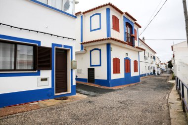 Zambujeira do Mar, Portugal- 20 Ekim 2022: Güzel dar sokaklar, Alentejo sahilinde beyazlatılmış evler, Portekiz